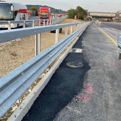 外部セキュリティ 粉末塗装 交通安全のためのカスタムカラー 鋼鉄の高速道路ガードレール