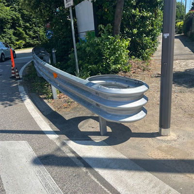 Q345 SJ345R材料とISO9001/TUV/BV/CE証明書を持つ道路安全鋼障壁
