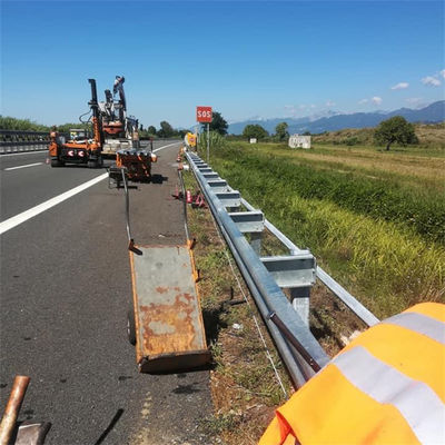 W ビーム 高速道路ガードレイル Q235 Q345 材料とガルバン化粉末塗装仕上げ