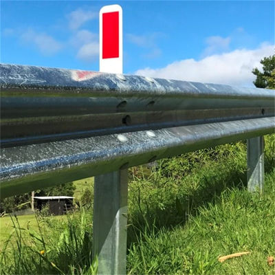ISO14001 認定 道路安全のための熱浸したガルバン化Wビーム鋼板ガードレイル